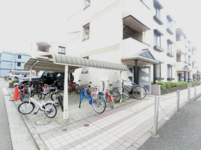 【その他共用部分】 | オーソネタウンハウス弐番館 | 屋根付きの駐輪場で雨が降っても大切な自転車が濡れなくてすみますね♪駅から自転車もおすすめです！