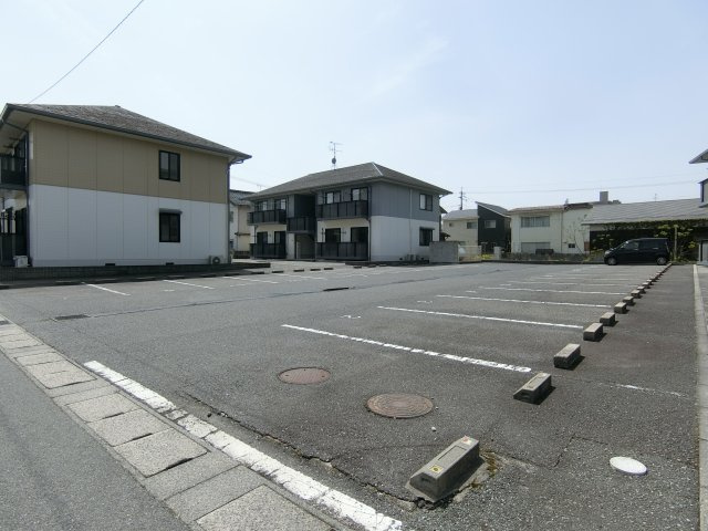 ラシェットエムザA棟の駐車場