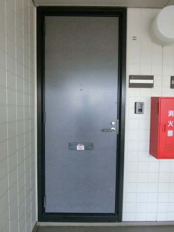 ラシェットエムザA棟の玄関