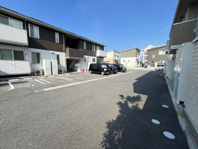 サンブロッサムウエストB棟の駐車場