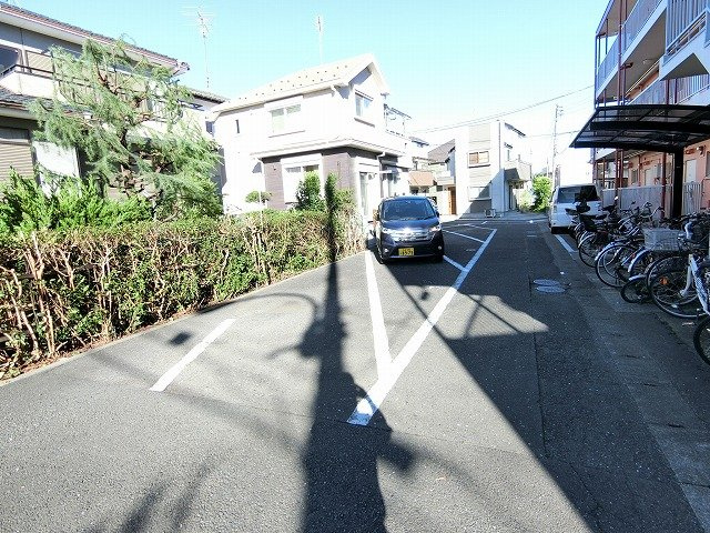 万世マンションの駐車場