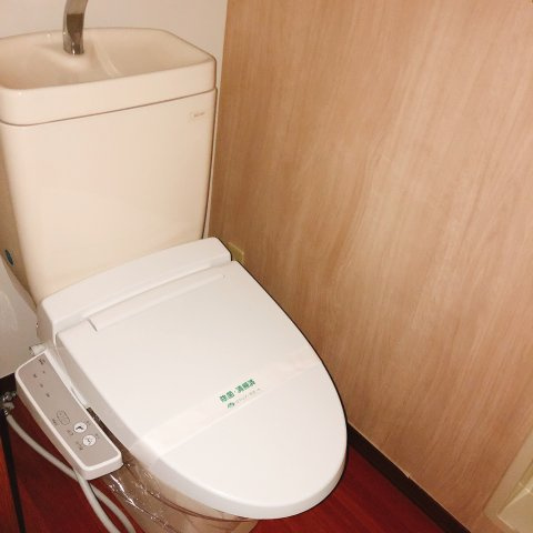 メイプルハイツのトイレ|落ち着いた色調のトイレです