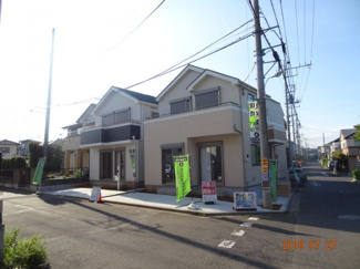 【前面道路含む現地写真】 | 向いには公園がある開放感たっぷりの立地です。南道路ならではの陽当りも良好です。子育て安心な住環境です。