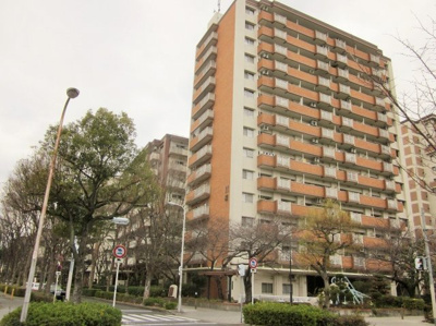 【外観】 | 淀川リバーサイドタウン桜コーポ | 敷地内には駐車場、自転車置場の他、公園などが有り、共用施設が充実のマンションです。