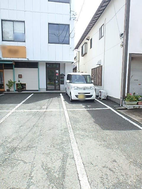 AKビルの駐車場