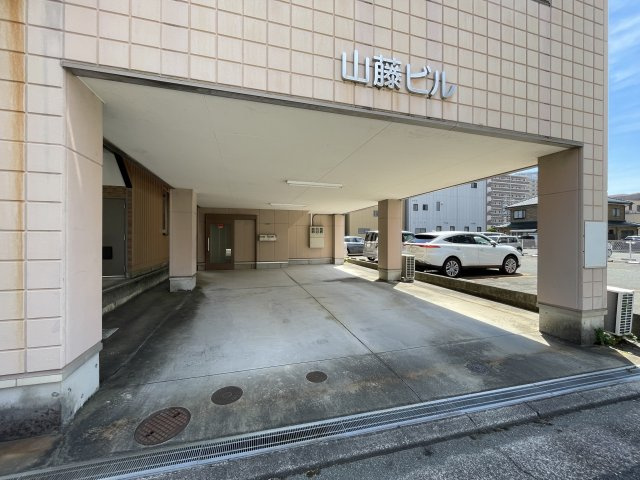 山藤ビルのエントランス