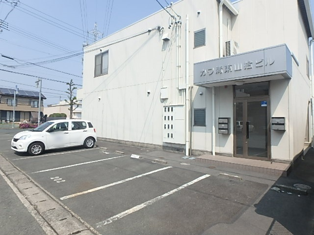 カワ清東山第10ビルの駐車場