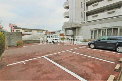 【駐車場】 | ブルーメンハウス（高井田賃貸） | 駐車場があるので、車を買う予定の方も安心です