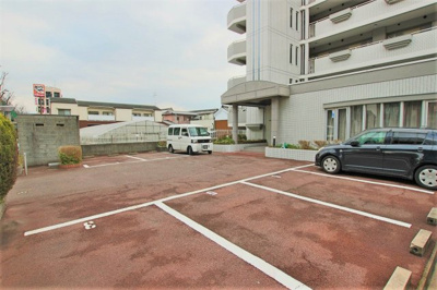 【駐車場】 | ブルーメンハウス（高井田賃貸） | 駐車場があるので、車を買う予定の方も安心です