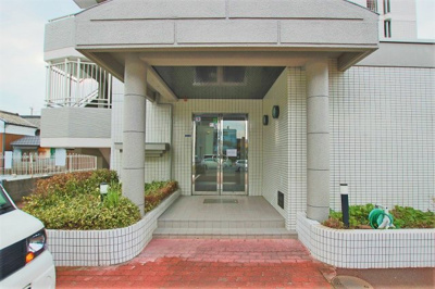 【エントランス】 | ブルーメンハウス（高井田賃貸） | 清潔なエントランスです