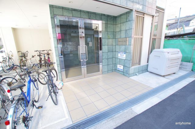 メゾンドアヴェル4　仲介手数料無料のエントランス