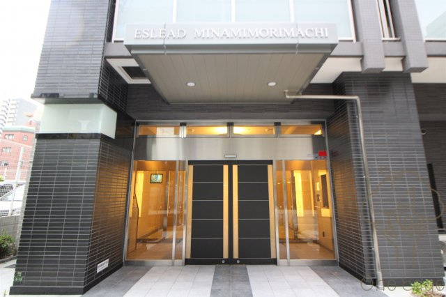 エスリード南森町のエントランス