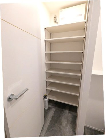 RESIDIA町屋の玄関|キャリーケースも入るシューズインクローゼットです