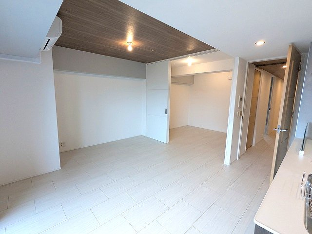 RESIDIA町屋の設備|室内リノベーション、リビングに床暖房・エアコン付、5帖洋室はリビングからと廊下からの2WAY便利です