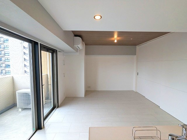 RESIDIA町屋の設備|室内リノベーション、リビングに床暖房・エアコン付、5帖洋室はリビングからと廊下からの2WAY便利です、カウンターキッチンにはビルトイン食器洗浄乾燥機付