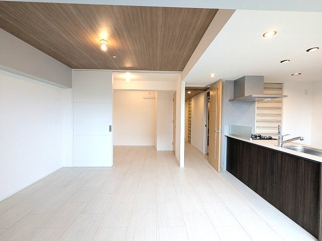 RESIDIA町屋の設備|室内リノベーション、リビングに床暖房・エアコン付、5帖洋室はリビングからと廊下からの2WAY便利です、カウンターキッチンにはビルトイン食器洗浄乾燥機付