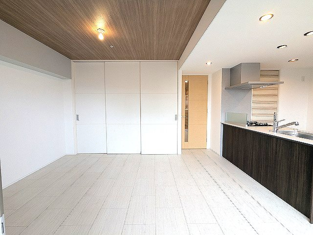 RESIDIA町屋の設備|室内リノベーション、リビングに床暖房・エアコン付、5帖洋室はリビングからと廊下からの2WAY便利です、カウンターキッチンにはビルトイン食器洗浄乾燥機付