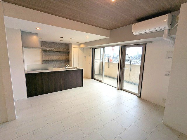 RESIDIA町屋の設備|室内リノベーション、リビングに床暖房・エアコン付、上層階はワイドバルコニーからスカイツリー隅田川花火見えます、カウンターキッチンにはビルトイン食器洗浄乾燥機付