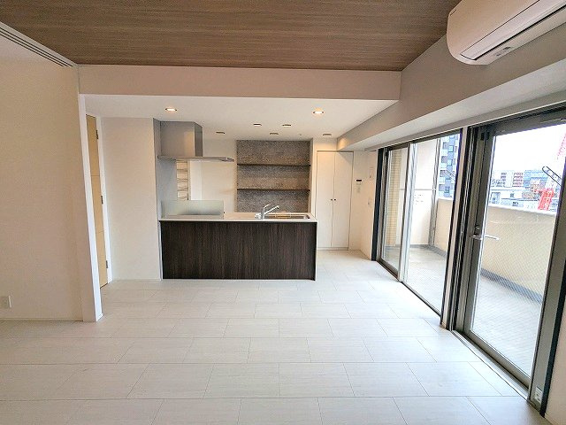 RESIDIA町屋の設備|室内リノベーション、リビングに床暖房・エアコン付、上層階はワイドバルコニーからスカイツリー隅田川花火見えます、カウンターキッチンにはビルトイン食器洗浄乾燥機付