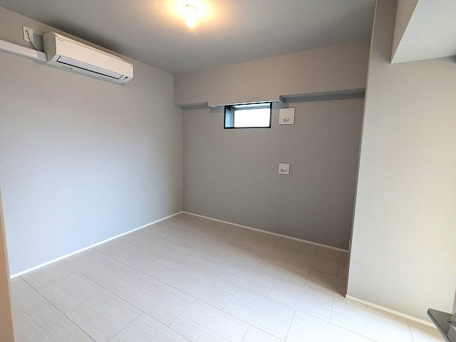 RESIDIA町屋の設備|リビングと独立した7帖洋室、バルコニーに面した明るい室内、ウォークインクローゼット、エアコン付