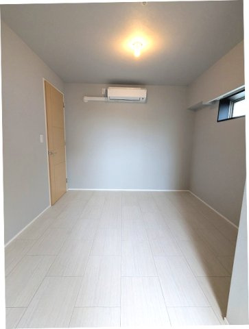 RESIDIA町屋の設備|リビングと独立した7帖洋室、バルコニーに面した明るい室内、ウォークインクローゼット、エアコン付