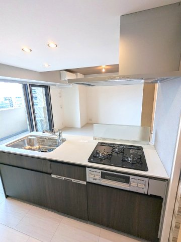 RESIDIA町屋の設備|グリル付ガス3口システムカウンターキッチン、ビルトイン食器洗浄乾燥機、瀟洒でお手入れ楽なガラストップコンロ、キッチンから洗面室へも行けます