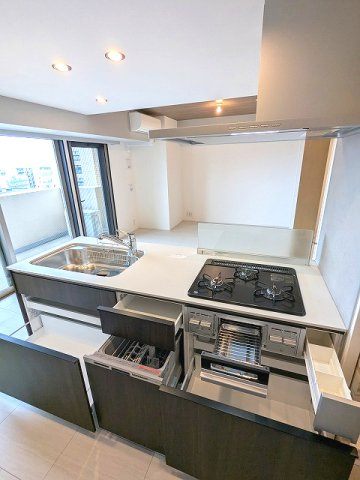 RESIDIA町屋の設備|グリル付ガス3口システムカウンターキッチン、ビルトイン食器洗浄乾燥機、瀟洒でお手入れ楽なガラストップコンロ、キッチンから洗面室へも行けます