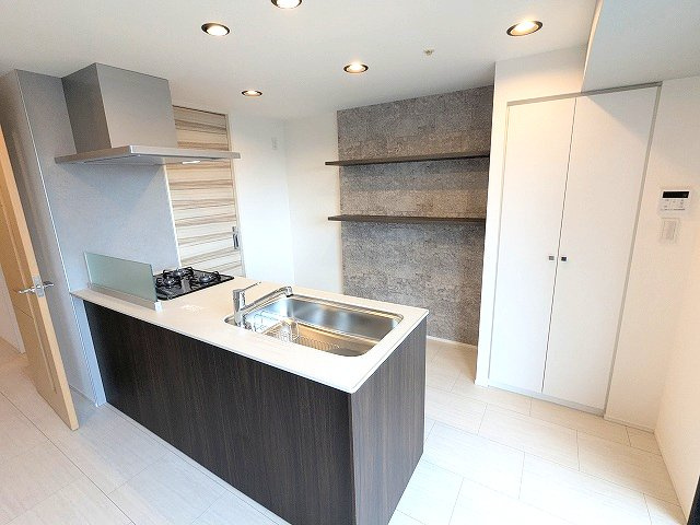 RESIDIA町屋の設備|グリル付ガス3口システムカウンターキッチン、ビルトイン食器洗浄乾燥機、瀟洒でお手入れ楽なガラストップコンロ、キッチンから洗面室へも行けます