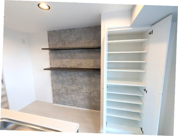 RESIDIA町屋の設備|キッチンに備付食器棚付きです