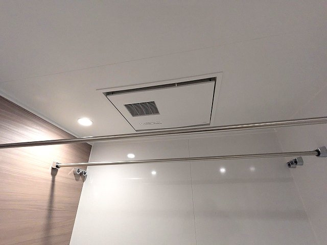 RESIDIA町屋の設備|浴室換気乾燥機、ハンガーバー2本あり布団等干しやすく、ハンガーを多く干せます
