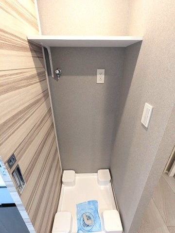 RESIDIA町屋の設備|洗面室の洗濯機置場、排水口のお手入れしやすい様に手前中央に配置し、足高の防水パンです