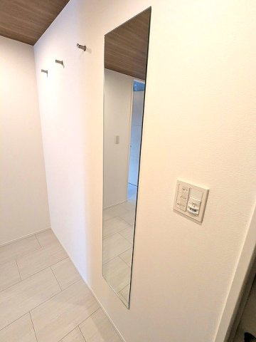 RESIDIA町屋の設備|玄関の人感センサー付玄関ライト、姿水鏡、コートフック