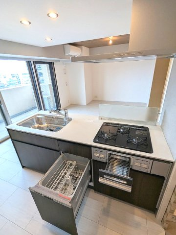 RESIDIA町屋のキッチン|グリル付ガス3口システムカウンターキッチン、ビルトイン食器洗浄乾燥機、瀟洒でお手入れ楽なガラストップコンロ、キッチンから洗面室へも行けます