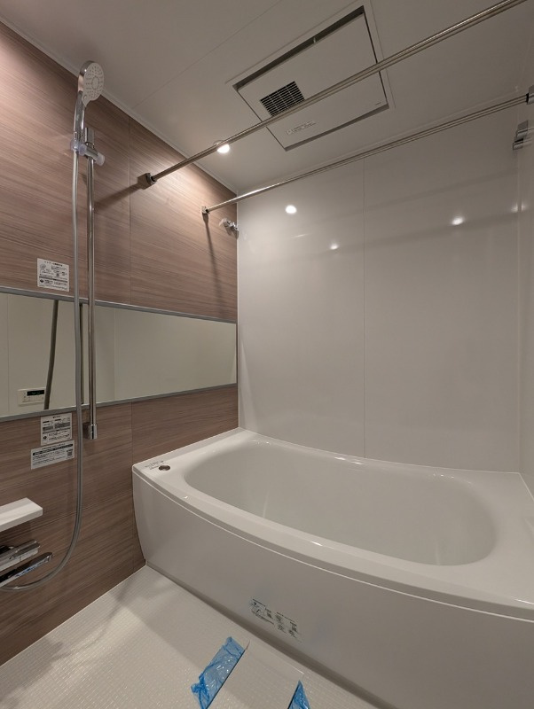 RESIDIA町屋の浴室|追焚オートバス、浴室換気乾燥機、ハンガーバー2本あり布団等干しやすく、ハンガーを多く干せます、ワイドなシャワーヘッド