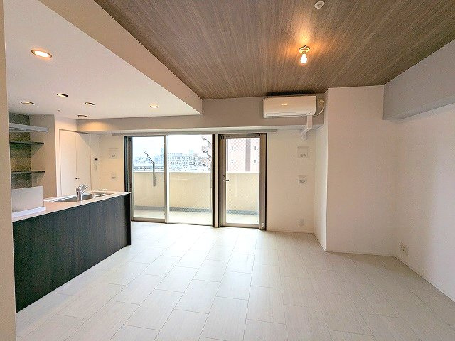 RESIDIA町屋の内装|室内リノベーション、リビングに床暖房・エアコン付、上層階はワイドバルコニーからスカイツリー隅田川花火見えます、カウンターキッチンにはビルトイン食器洗浄乾燥機付