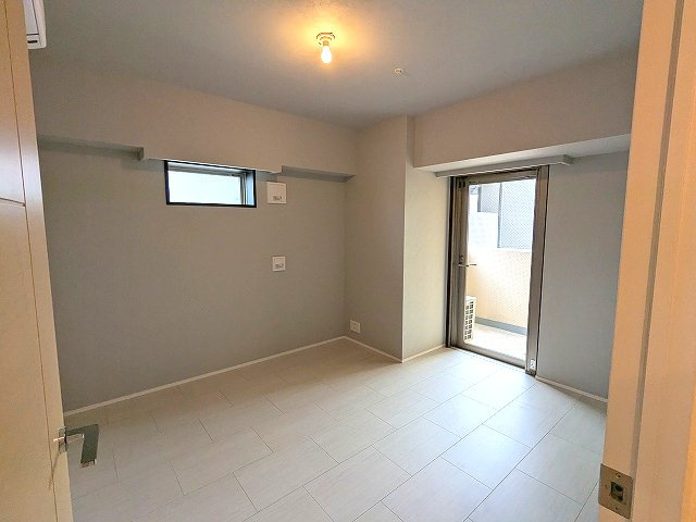 RESIDIA町屋の設備|リビングと独立した7帖洋室、バルコニーに面した明るい室内、ウォークインクローゼット、エアコン付