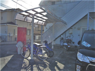 【その他共用部分】 | 屋根付きの駐輪場で雨が降っても大切な自転車が濡れなくてすみますね♪駅から自転車もおすすめです！