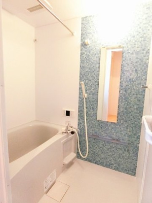 【浴室】 | サンストラール | 追い焚き機能・浴室暖房乾燥機付きバスルーム♪雨の日のお洗濯にも便利な物干しバー完備です！家族の入浴時間がずれても温められるから節約になります♪