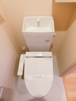 【トイレ】 | サンストラール | トイレは温水洗浄便座付き♪人気のバストイレ別です♪小物を置ける便利な棚やタオルハンガーも付いています♪