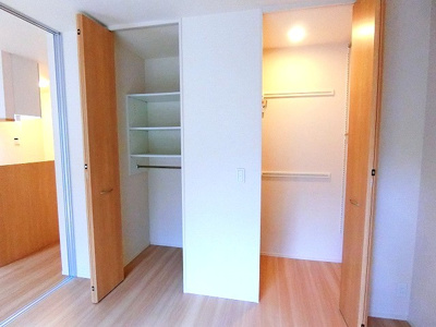 【収納】 | サンストラール | 洋室5.3帖のお部屋にあるクローゼット(左)とワンステップクローゼット(右)です！ワンステップクローゼットは収納したい物のサイズに合わせて棚板などを自由に動かせます☆