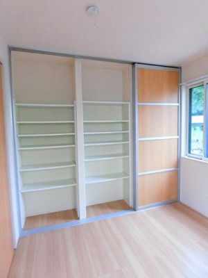 【玄関】 | サンストラール | 洋室4.6帖のお部屋にある収納スペース(左)とクローゼット(右)です！お洋服だけではなくバッグなどの小物も収納できますね♪