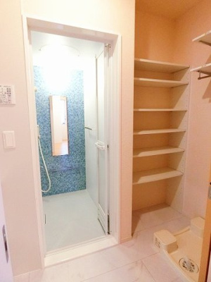 【収納】 | サンストラール | 洗面所にも棚付きです☆リネン類や、洗剤などの買い置きの保存にも役立ちますね！