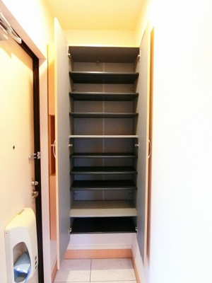 【設備】 | サンストラール | シューズボックスがあるので靴が散らからずいつでも玄関すっきり♪お客様もスムーズにお出迎えできますね♪