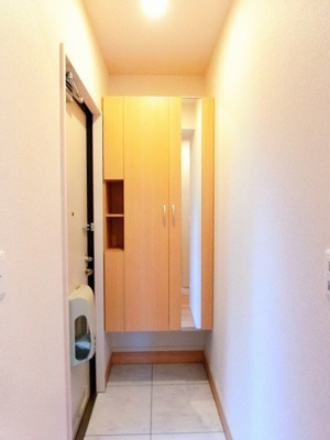 【設備】 | サンストラール | シューズボックス扉には全身ミラー付きでお出かけの時の身だしなみ確認もばっちり！