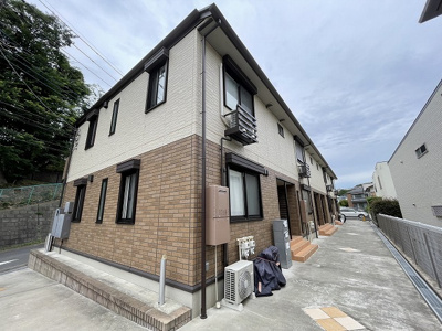 【外観】 | サンストラール | 小田急線「百合ヶ丘」駅・「読売ランド前」駅まで徒歩圏内♪近くにコンビニがあるのでちょっとしたお買い物に便利です♪