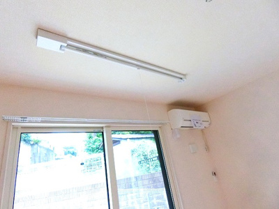 【設備】 | サンストラール | リビングダイニングキッチンには、エアコンと室内物干しが付いています！冷暖房完備で1年中快適に過ごせます♪