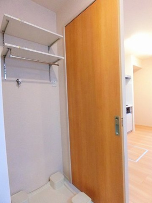 【設備】 | サンストラール | 洗面所内、シャンプードレッサー横にある室内洗濯機置き場です♪防水パンが付いているので万が一の漏水にも安心です！上部には便利な収納棚付き♪