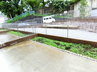 【庭】 | サンストラール | 南西向きの専用庭です！お洗濯物を干したり、気分転換をするにも最適です☆ガーデニングなども楽しめますね♪