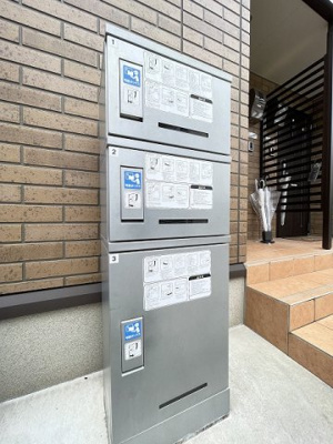 【その他共用部分】 | サンストラール | 共用部に宅配BOXがあるので荷物の受け取りもスムーズに♪再配達の手間がかからないのが魅力♪