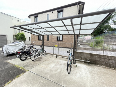 【その他共用部分】 | サンストラール | 敷地内には屋根付き駐輪場を完備しています！自転車はちょっとした移動手段に便利ですよね！